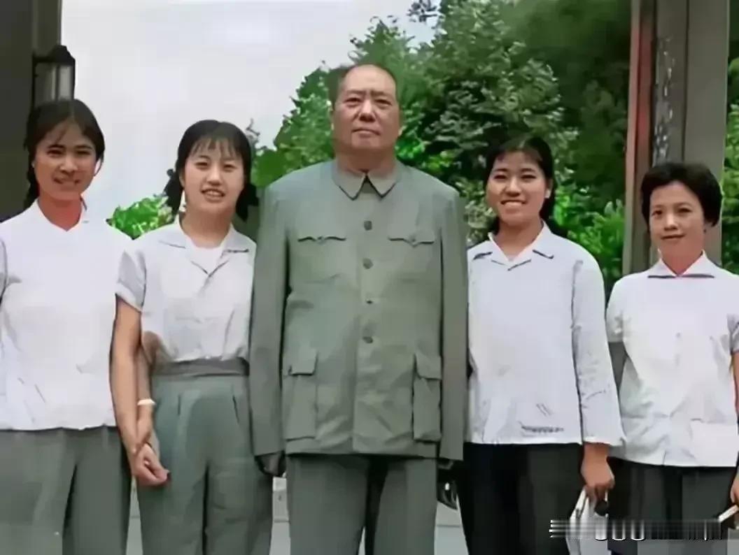 一九七O年，伟人与他的生活秘书和保健护士的合影。左起：邵淑华、张玉凤、郭国群和吴