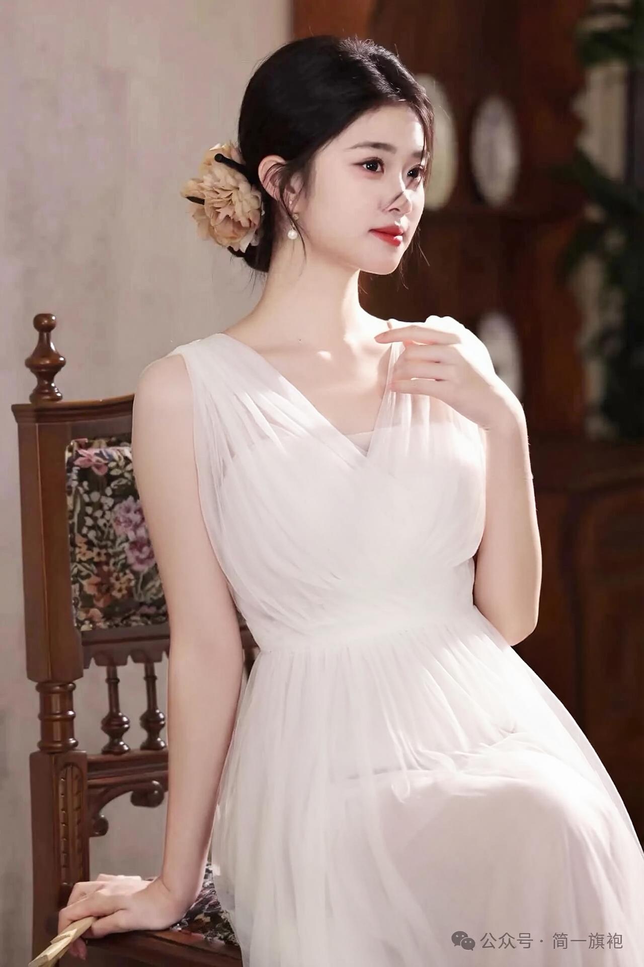 裙装细节
材质：轻盈飘逸的雪纺/网纱面料，自带朦胧柔光，行走间如流云拂动，仙气十