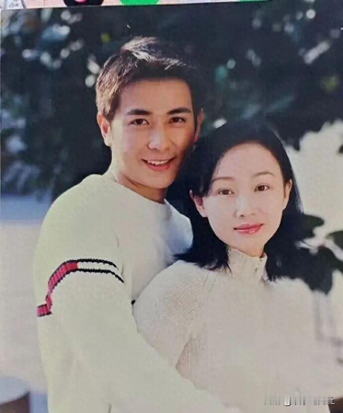 25年情史终澄清！保剑锋声明：自愿离婚，无交集

一张旧照，两人依偎，曾是无数人