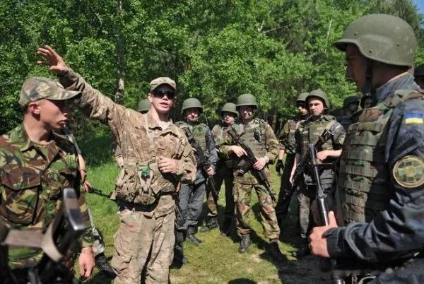 虽然是去“送死”，但仪式感必须到位！挪威教官列队欢送乌军回国

来源:铁血观世界