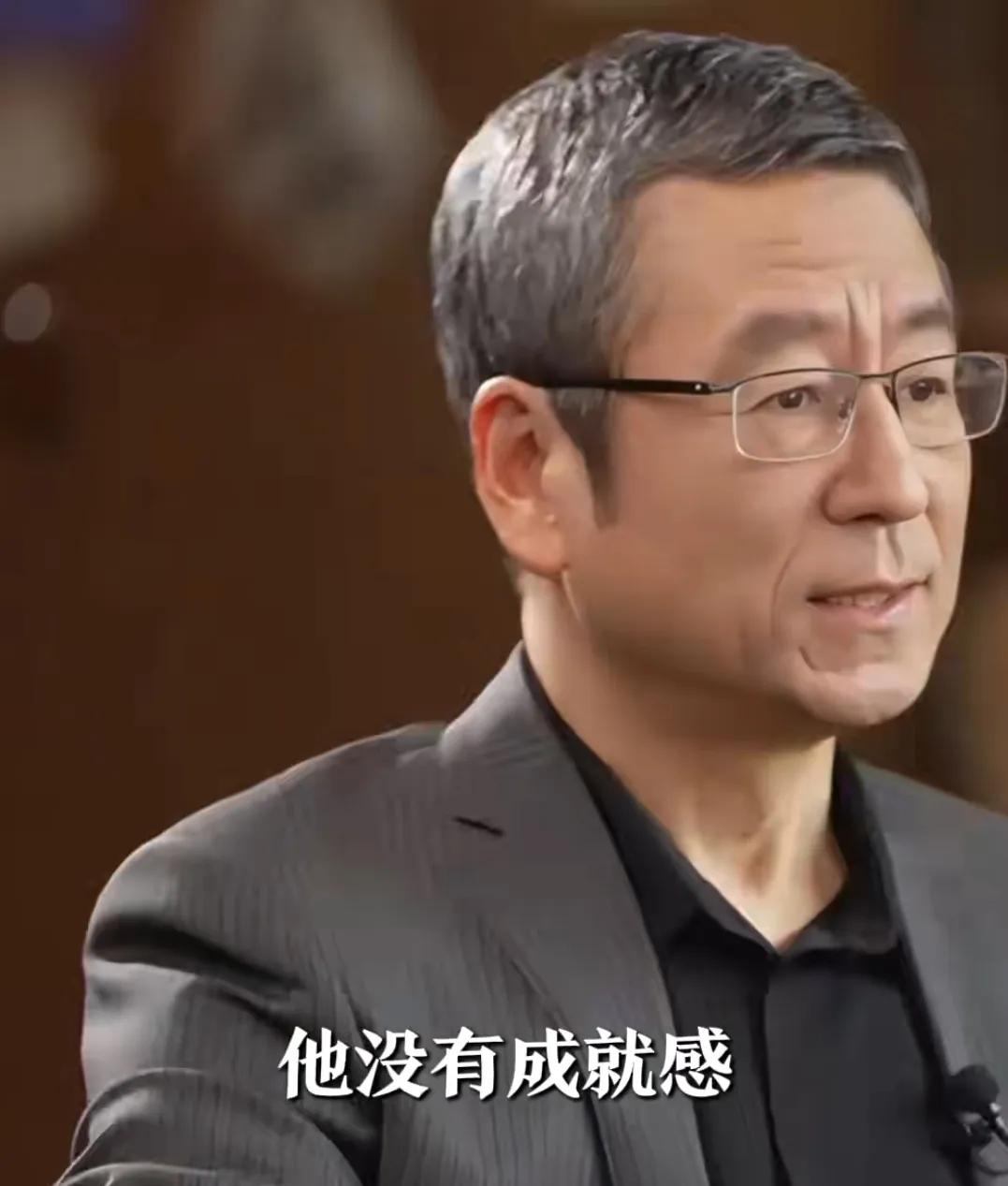 白岩松锐评当代年轻人不开心的源头是没有成就感。

白岩松说很多说年轻人不愁吃不愁