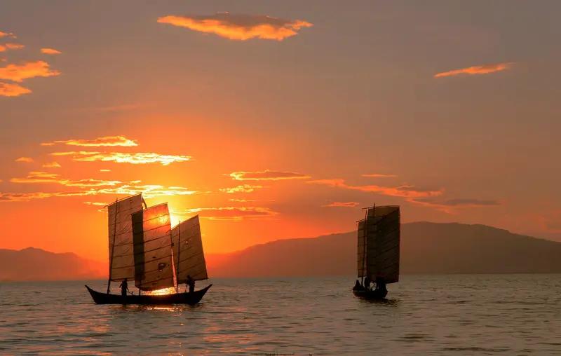 上联：孤帆远影，乘风破浪追红日；
下联：一骑红尘，跃马扬鞭揽星辰。