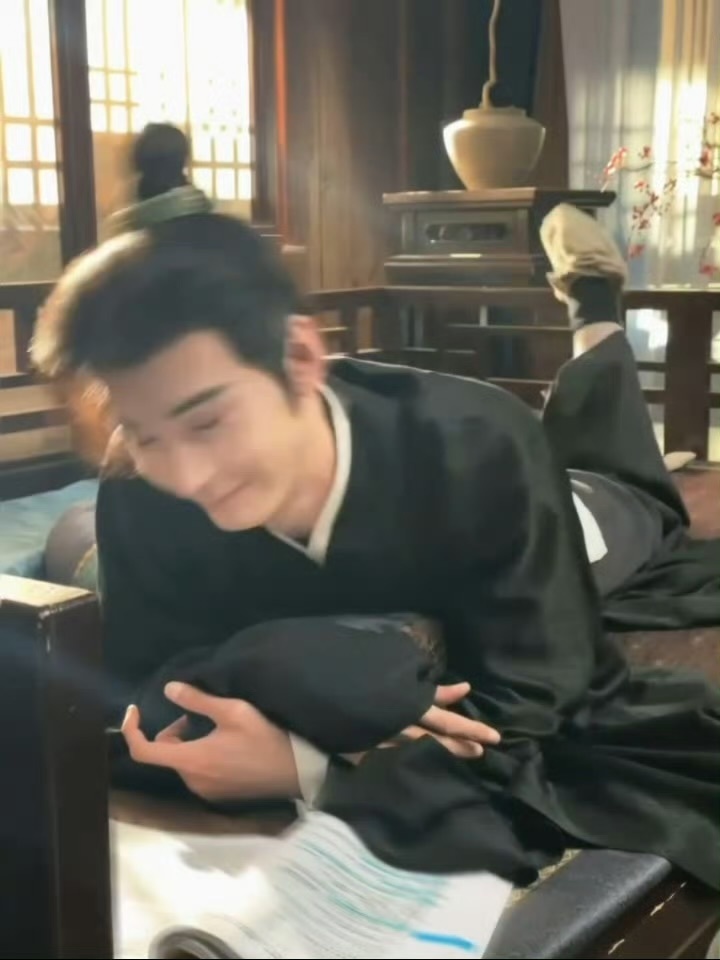 陈星旭ins更新，在床上的陆行止这么欢脱的吗