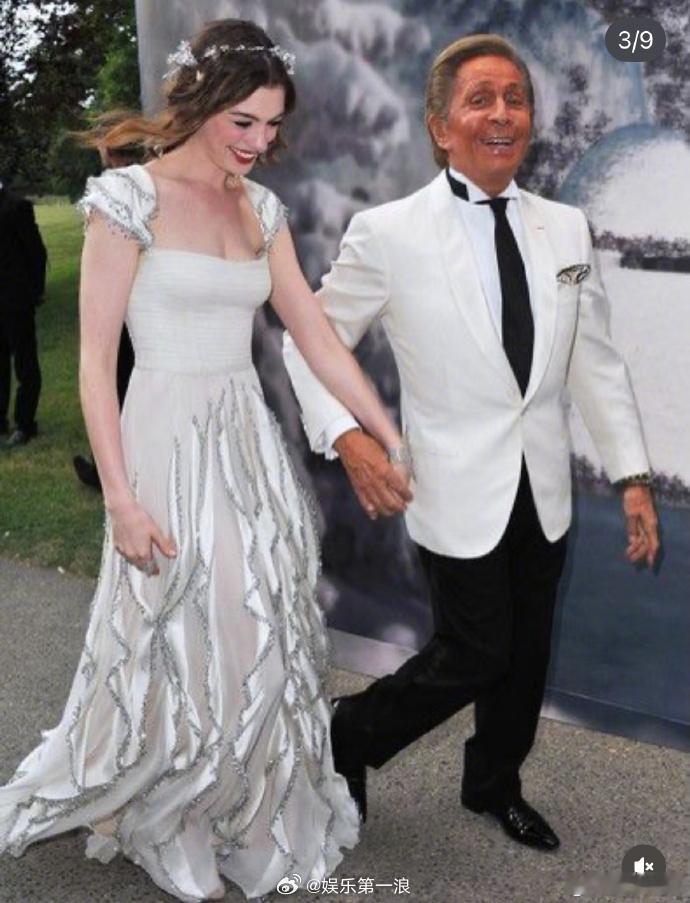 安妮海瑟薇悼念华伦天奴安妮海瑟薇的婚纱是华伦天奴定制的 21日，安妮·海瑟薇在社