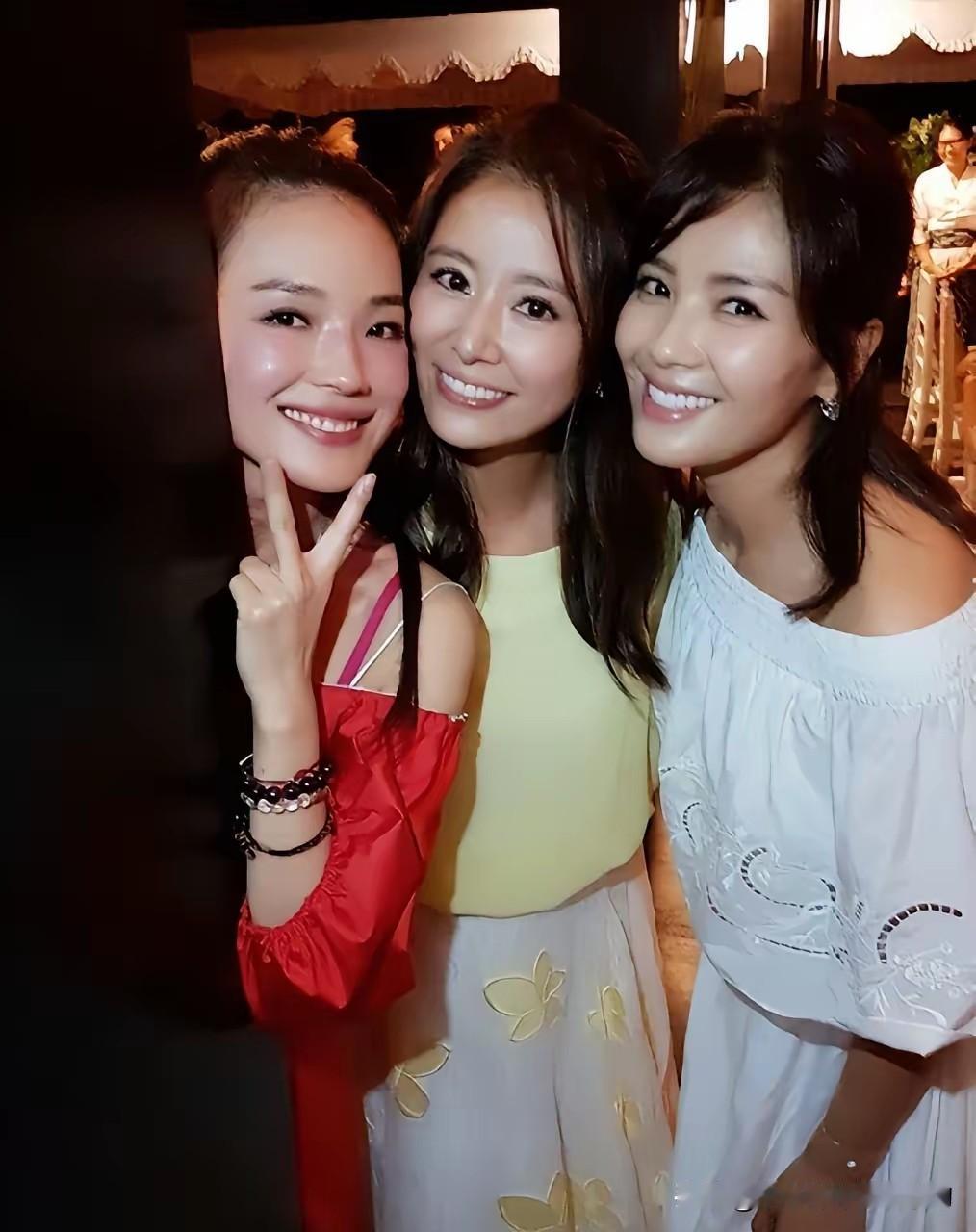 “脱了吧，全家能活。不脱，一起喝西北风。”19岁的舒淇选了前者。她知道羞耻，可饥