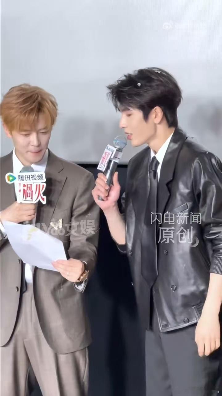 张凌赫付辛博唱念版爱如火 付辛博从容演绎自带气场，张凌赫温柔唱腔相得益彰，这场兄