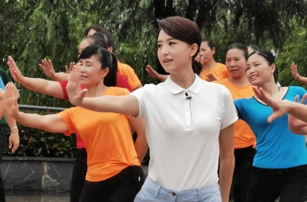 难怪都说央视“选人眼光毒辣”，离开荧幕跳广场舞依旧是人群中最亮眼的存在，你还认出