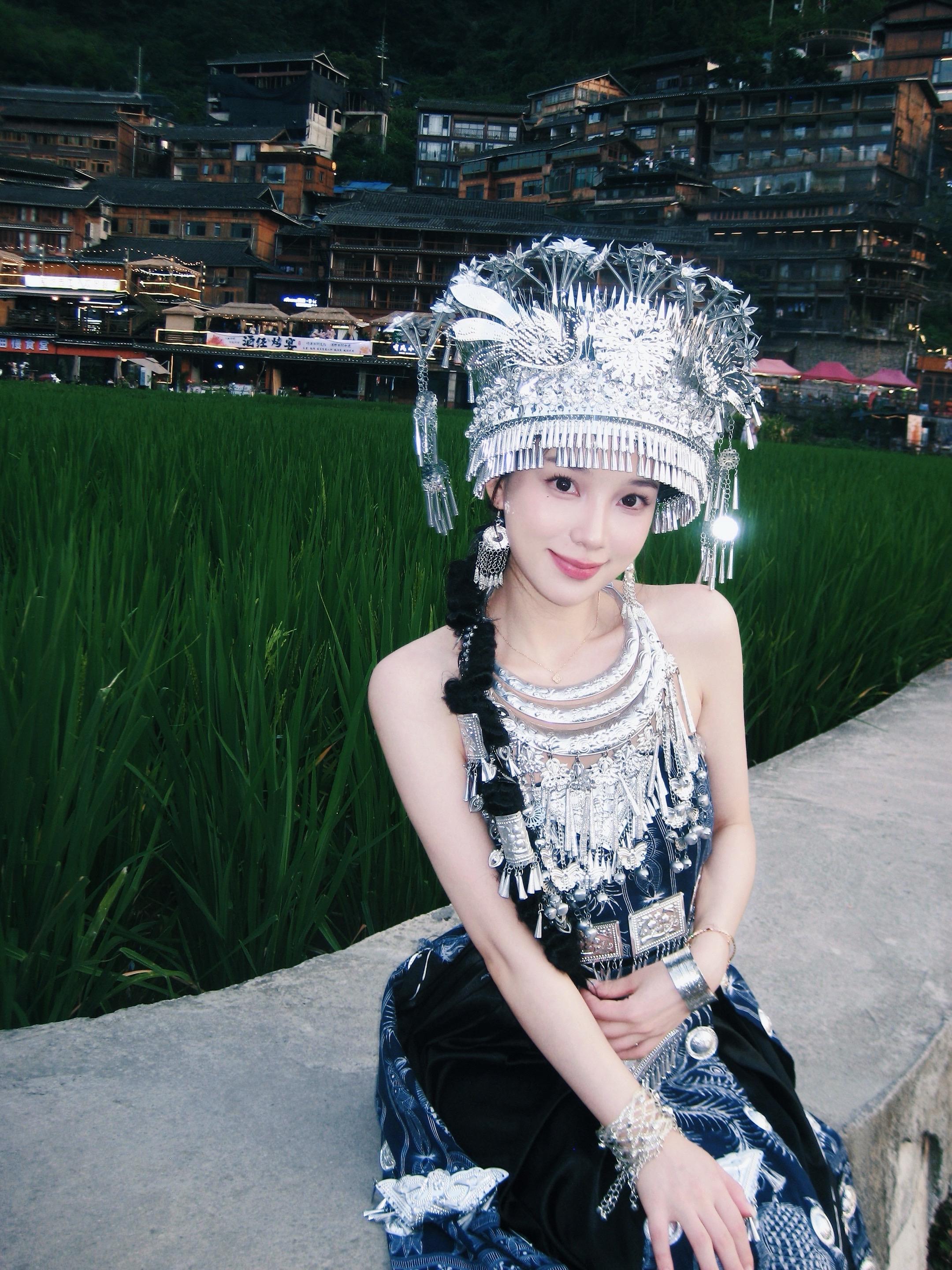 你的气息是独特的，像淅淅沥沥小雨中 屋檐下点燃的一支烟，忧郁而潮湿，自...