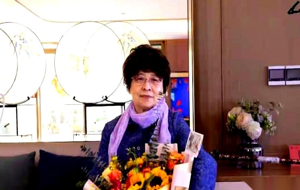 一个在上海风光了一辈子的女主持人，83岁，最后竟然连个澡都洗不踏实。
整整三个月