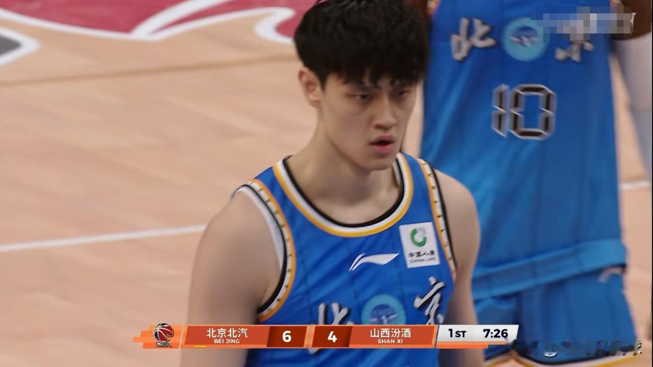 北京北汽球星曾凡博真是状态堪忧！在今天北京北汽主场迎战山西汾酒的比赛中，目前双方