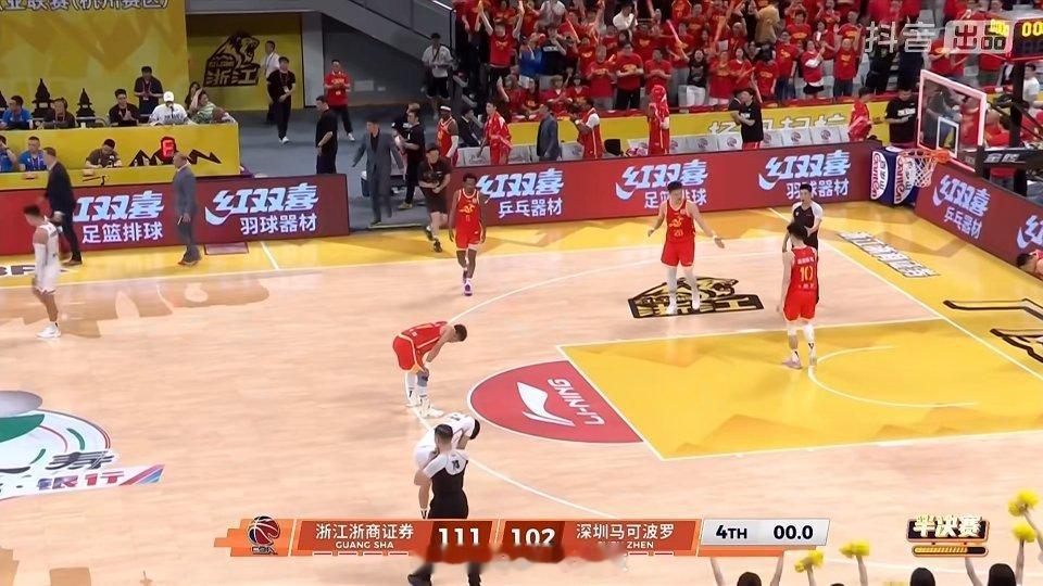 G1比赛深圳输了，还埋着大问题，内线防守，外线对巴里布朗的布防，接下来大家越打越