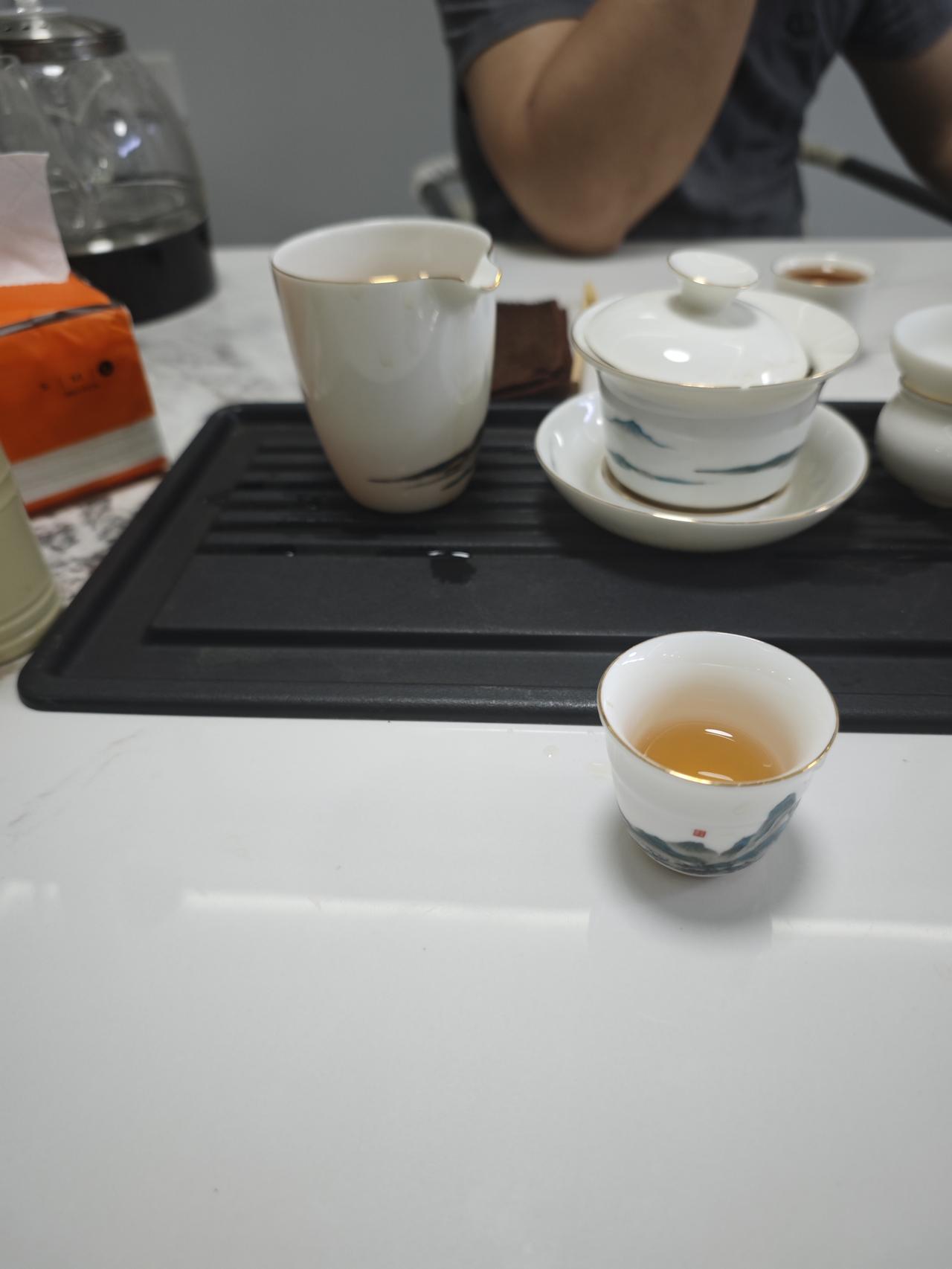 不管怎样，天塌了也要保持干净！
中年大叔要做到干净这一点挺难，
你到大街上溜一圈