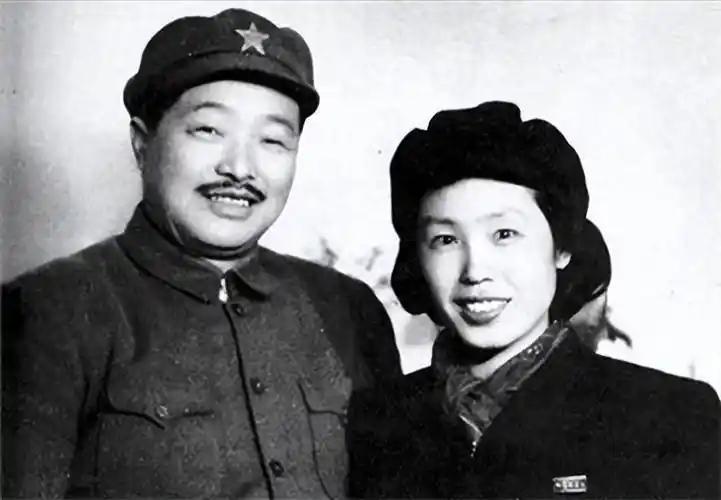 1942年，46岁的贺龙吃“嫩草”，娶了比他小20岁的女学生，毛主席知道后，瞅了