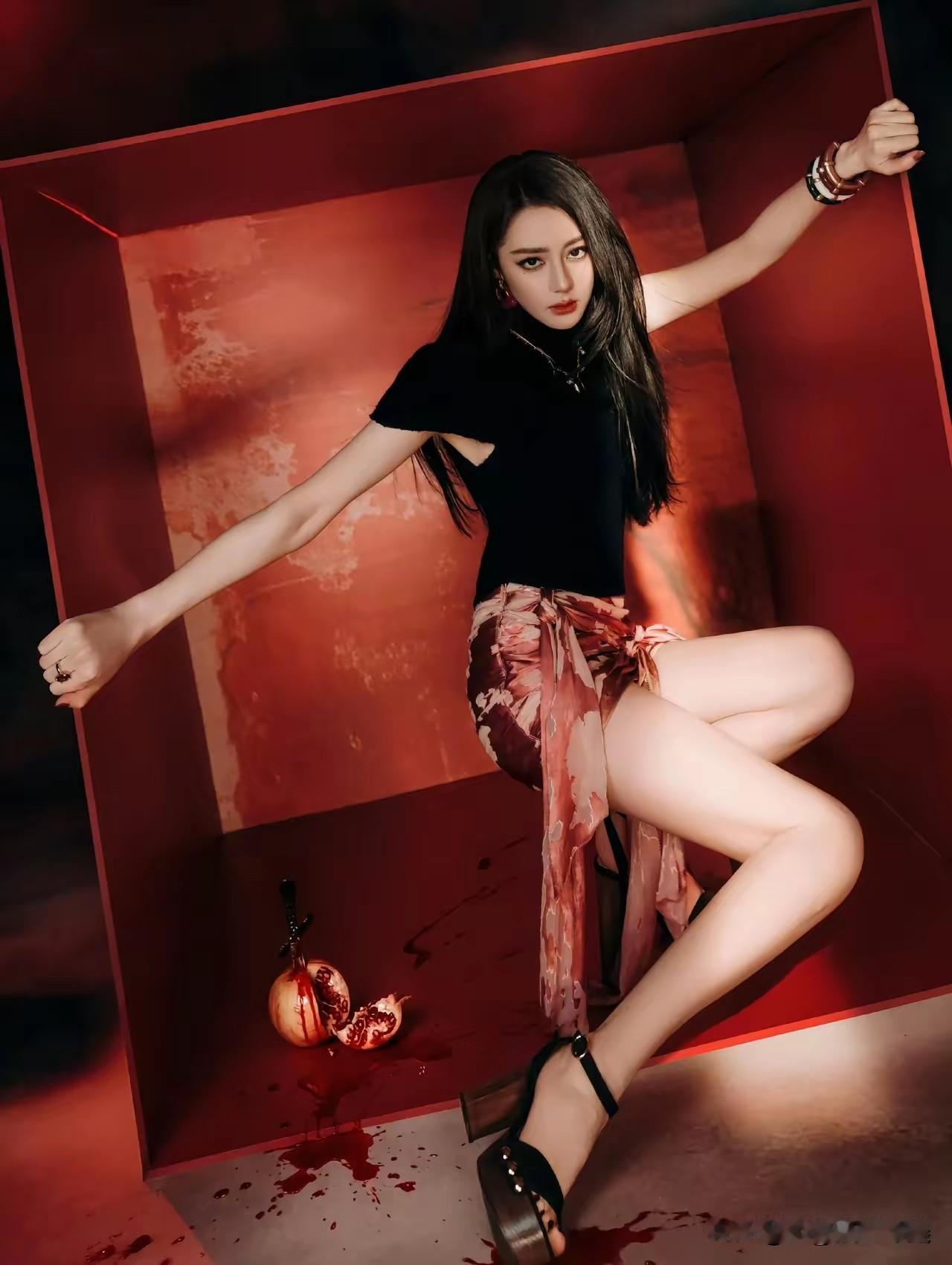 热巴怎么同意拍这诡异风格写真的啊？有🔪有🩸，图二她还一脸惊恐地向后倒，这盒子