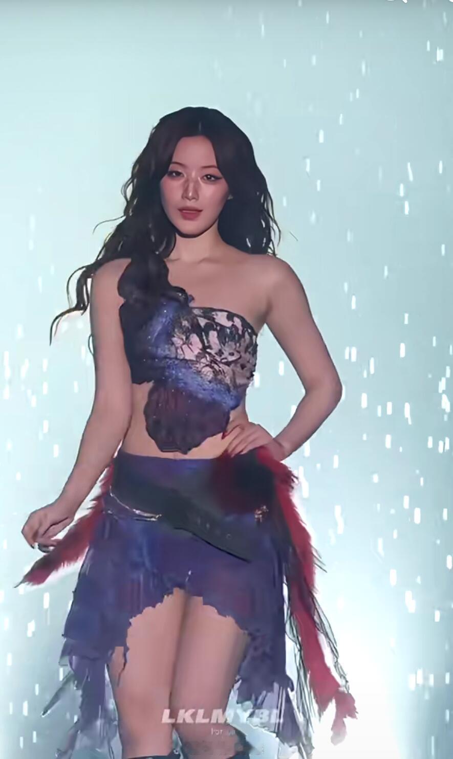 叶舒华在韩国穿搭好大胆啊 