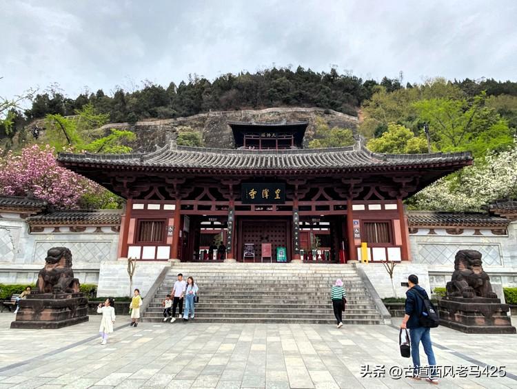 ￼
清明皇泽寺，千年风华入梦来

“佳节清明桃李笑，野田荒冢只生愁。”清明时节，