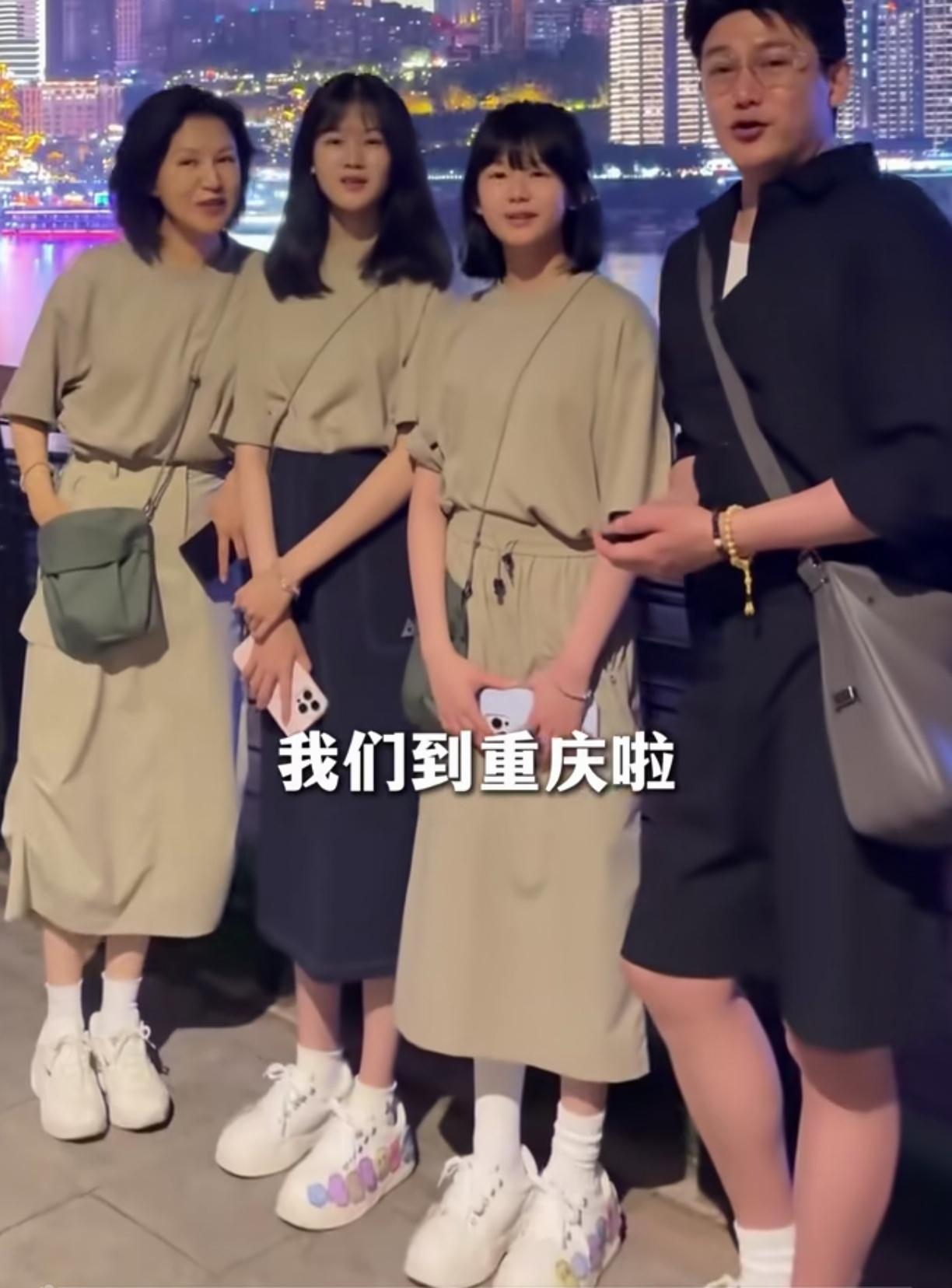 全家共用一张脸，恐怕也只有陆毅家，俩女儿就是他们夫妻的复制粘贴版。