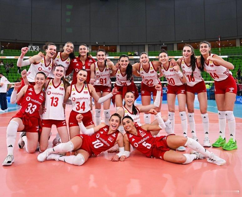 排球 📢 🇹🇷土耳其女排公布VNL第一周参赛阵容，与此前参加四国赛的阵容一