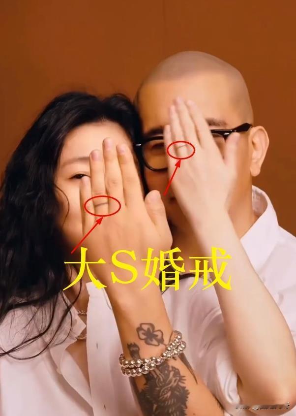 没有对比就没有伤害啊！一样是二婚，大S得到的婚戒只有一圈黑线纹身，而汪小菲领证时