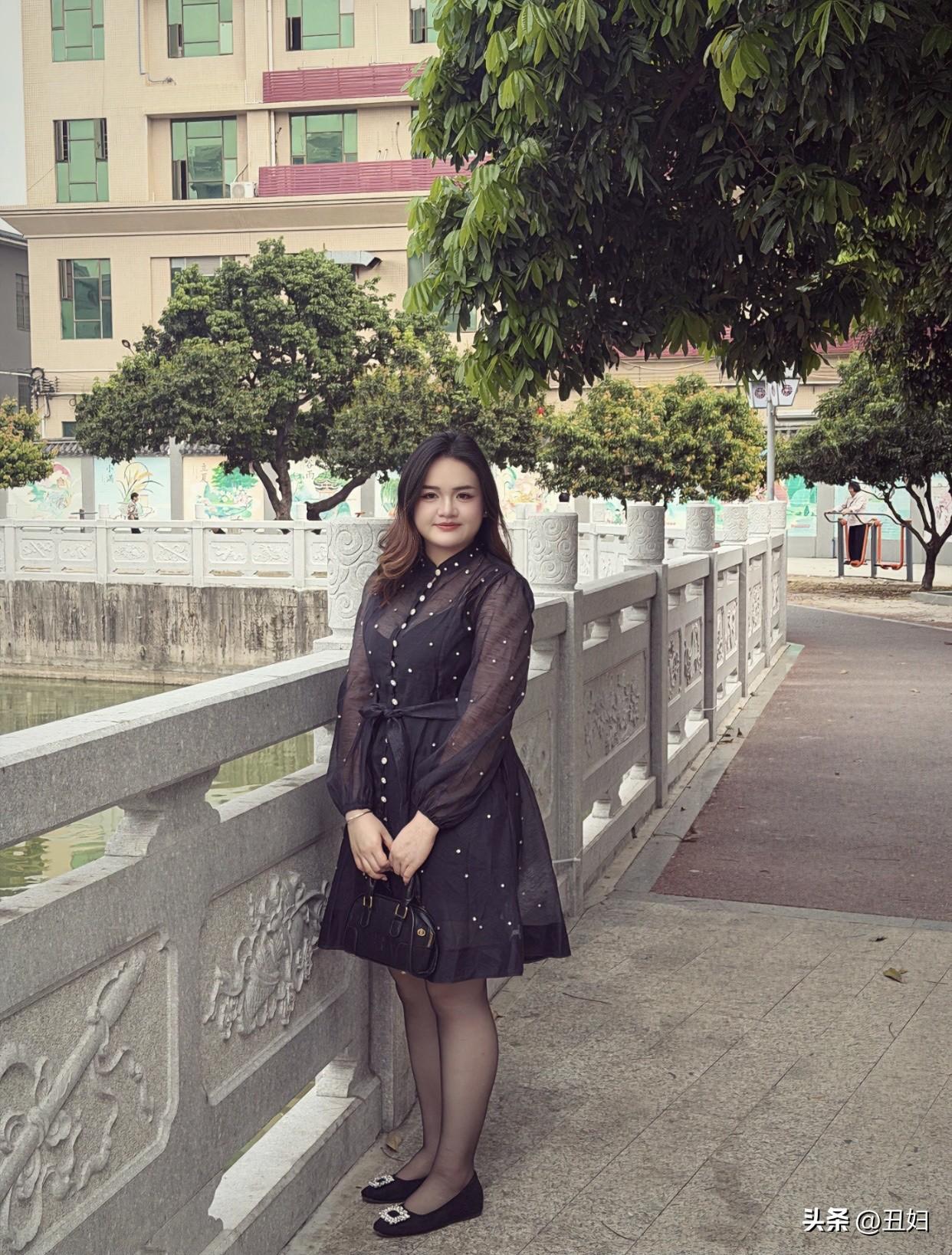 个子低的微胖的女孩有什么穿衣技巧，搭配上，“上紧下宽”很合适。上身穿贴身或修身的