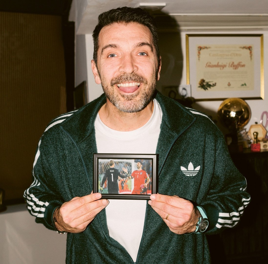 传奇门将布冯在诺伊尔40岁生日之际接受俱乐部杂志《塞本纳51》专访：“我第一次注