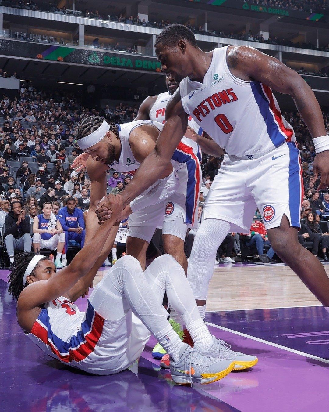 【比赛预告】明早10:30客场对战 ！    cr：底特律活塞 