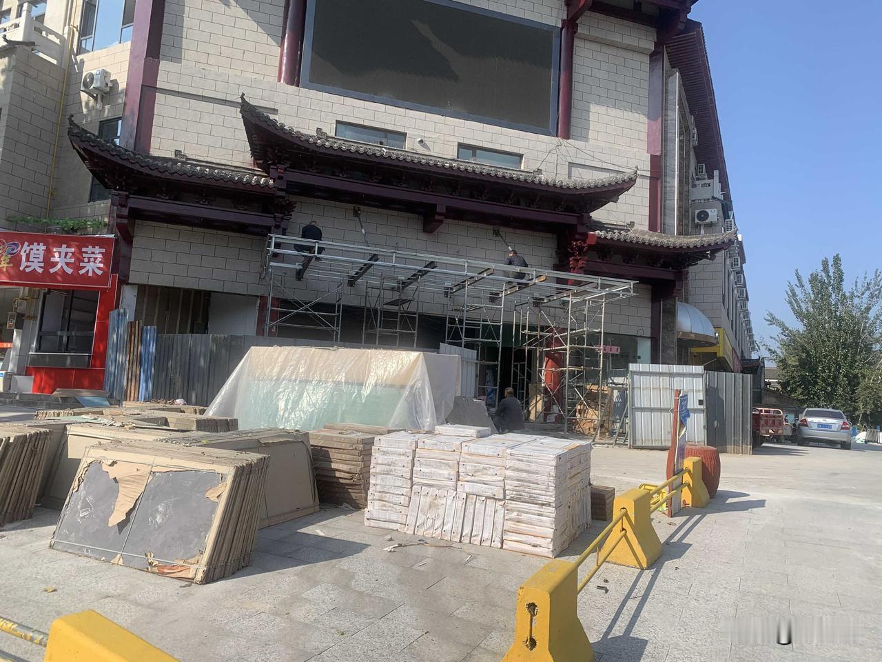 小县城的连锁大药房一个月连续关店了2家，还是在两条马路交叉路口，是一个很好的位置