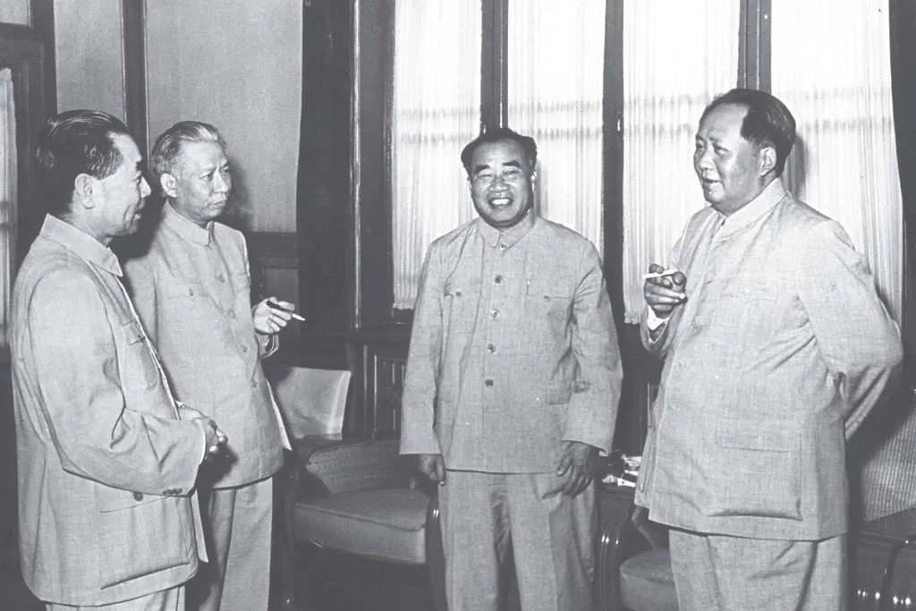 这是1956年珍贵照片—分别是毛主席，朱德同志，刘少奇同志，周总理，在一次会议期