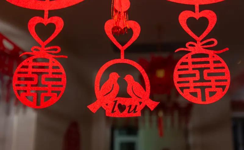 他们不是歌手，却让千万人红了眼眶。
成都一位66岁的婆婆，在婚礼上清唱《我爱你中