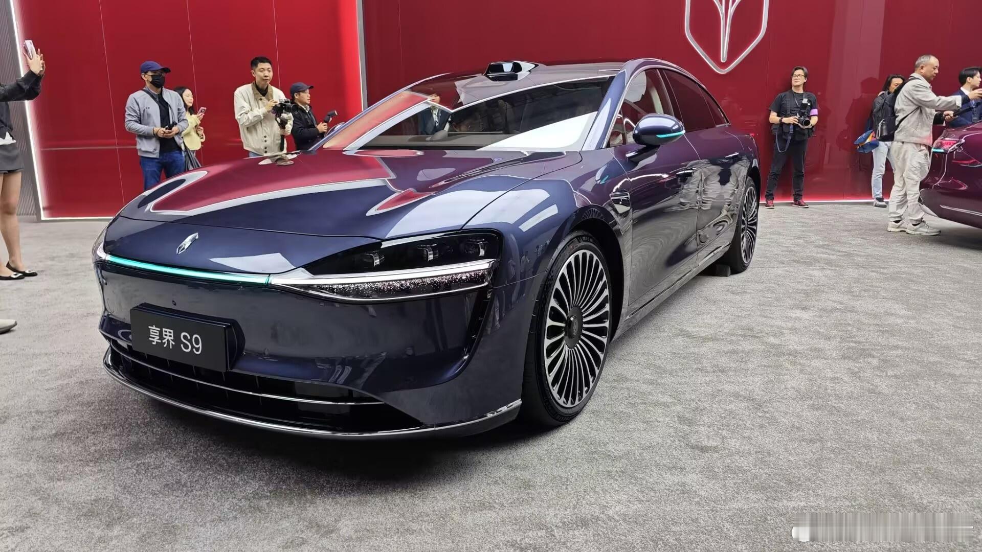 11月20日，鸿蒙智行享界S9上市，涵盖增程和纯电两种动力，共推出4款车型，售价