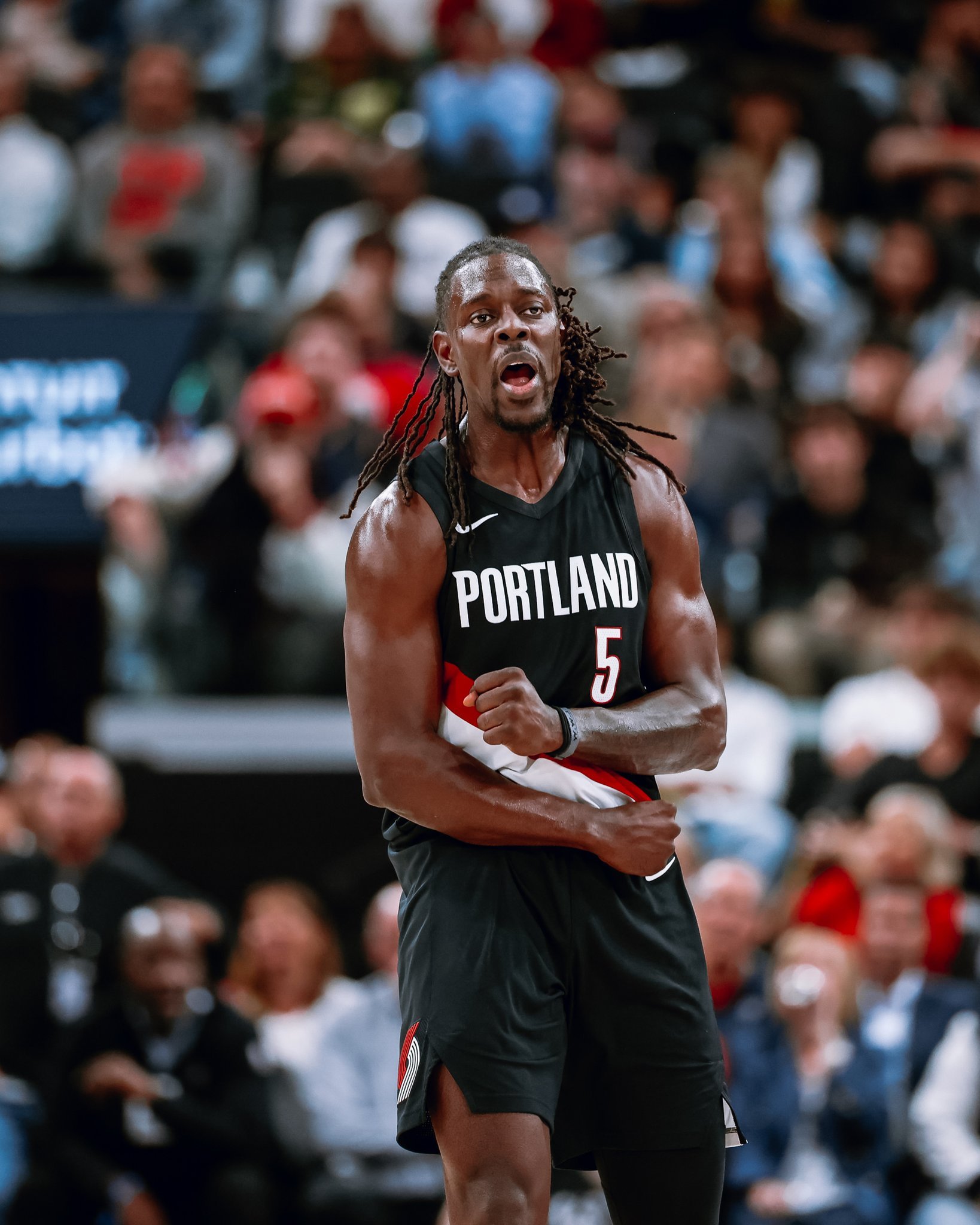 霍勒迪不等了，一记三分球直接把快船秒了，攻防两端全队最佳。30分6篮板2断7三分