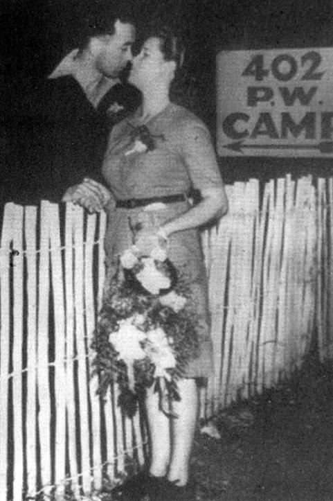 “这就是一见钟情”，1945年，1945年，年仅19岁的英国酒厂女工琼，在下班途