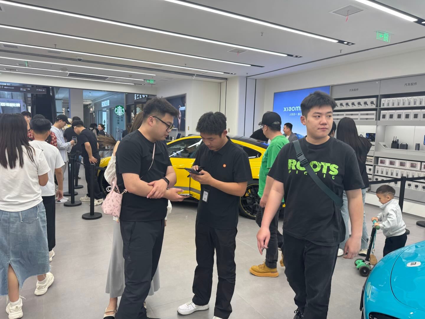趁放假去小米汽车门店逛了一下，SU7这个车流量是真大，都发布这么久了看车的人还是