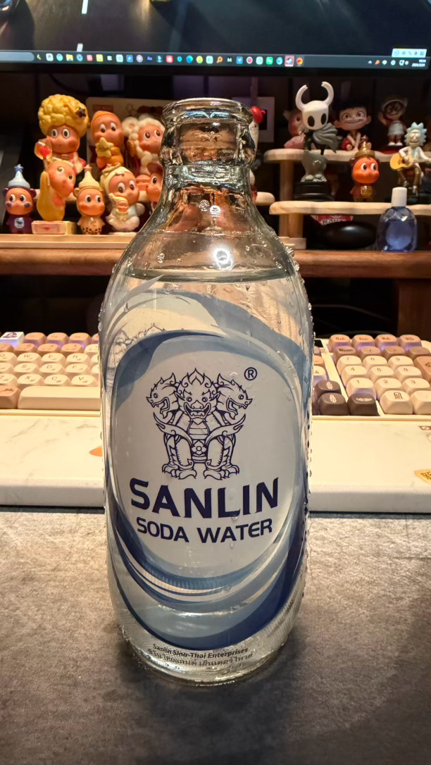 玻璃瓶的苏打水气太足了没错都潮……喷出来