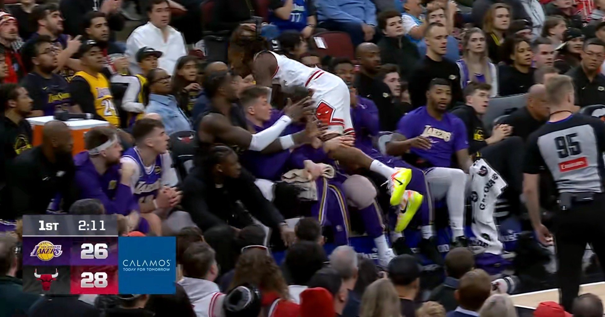 暂停，湖人26:28落后公牛2分。湖人的替补是真不行，这文森特上来就是送，反观对