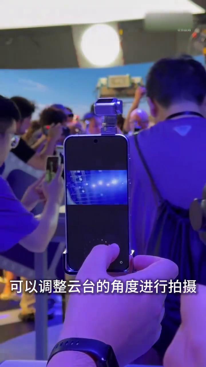 现在在你眼前的就是荣耀Robot Phone，我简单上手了一下。这个摄像头开启的