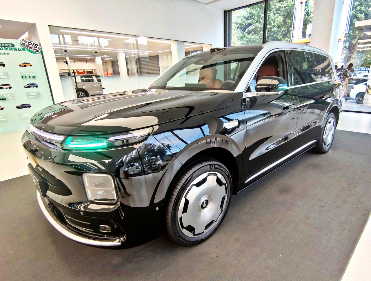 《零跑D19》上市价格优势
   全新零跑D19焕新上市，定位科技豪华旗舰SUV