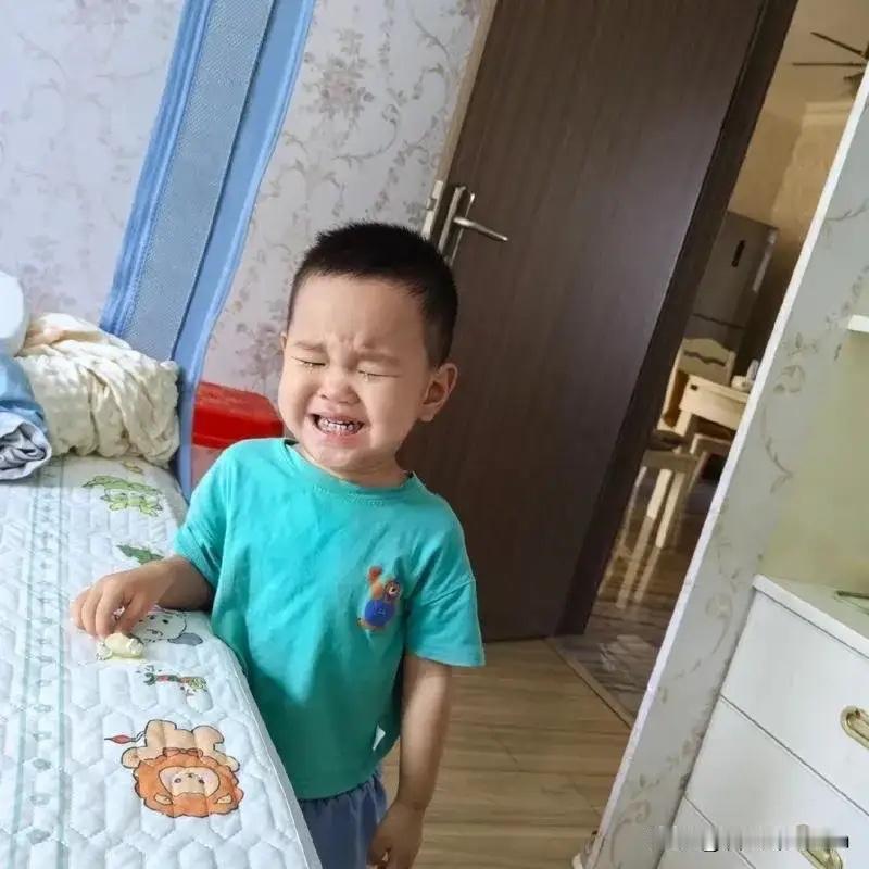 读二年级的儿子语文考了97分，爸爸问他：“你那3分错哪了？”儿子委屈地望着爸爸，