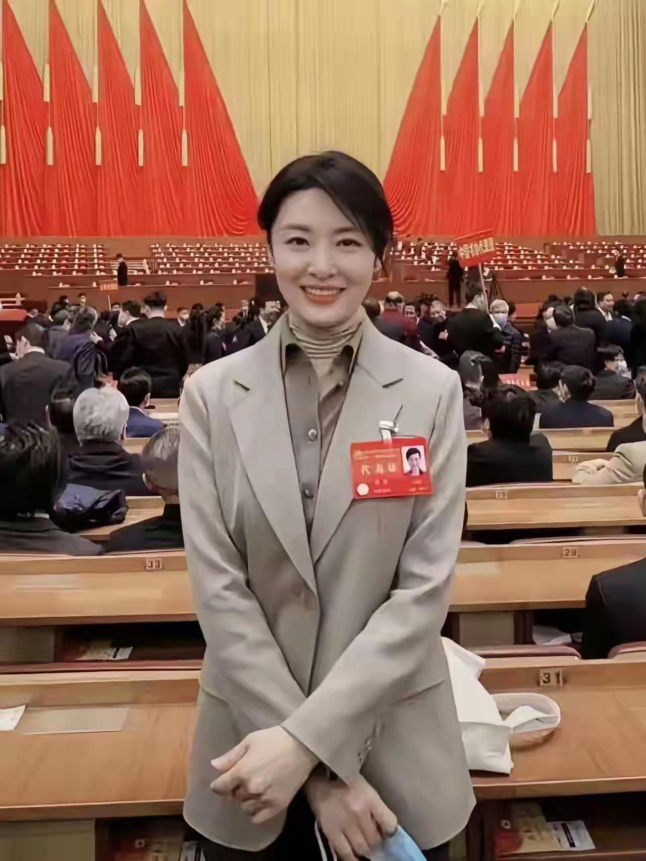 她实在是太美了，太仙了，你们认识她吗？
她是央视美女主持人，要颜值有颜值，要样貌
