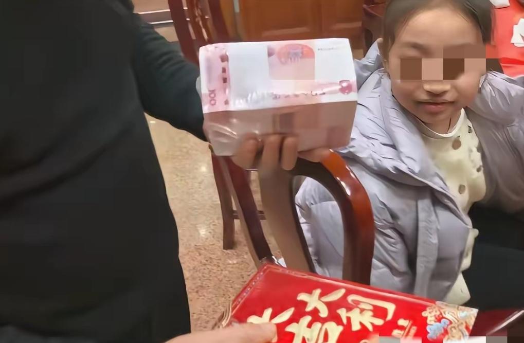 泪目了！浙江绍兴柯桥，一位老父亲过年给小辈发红包，媳妇10万，女儿10万，孙女外