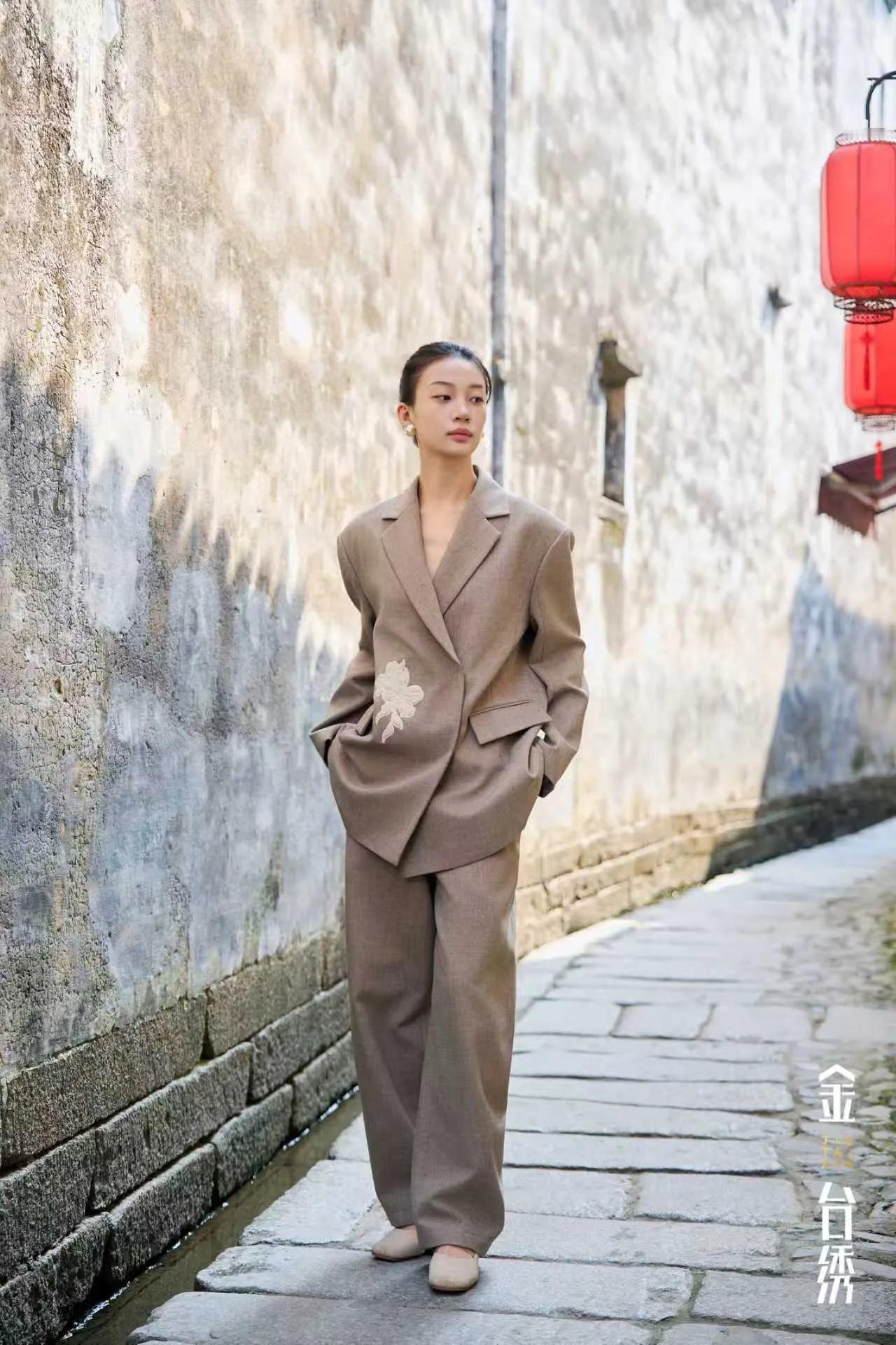 质感回声
风骨廓形，自成引力场域
丰盈叙事，承载自由心性
西装
裤子
时尚