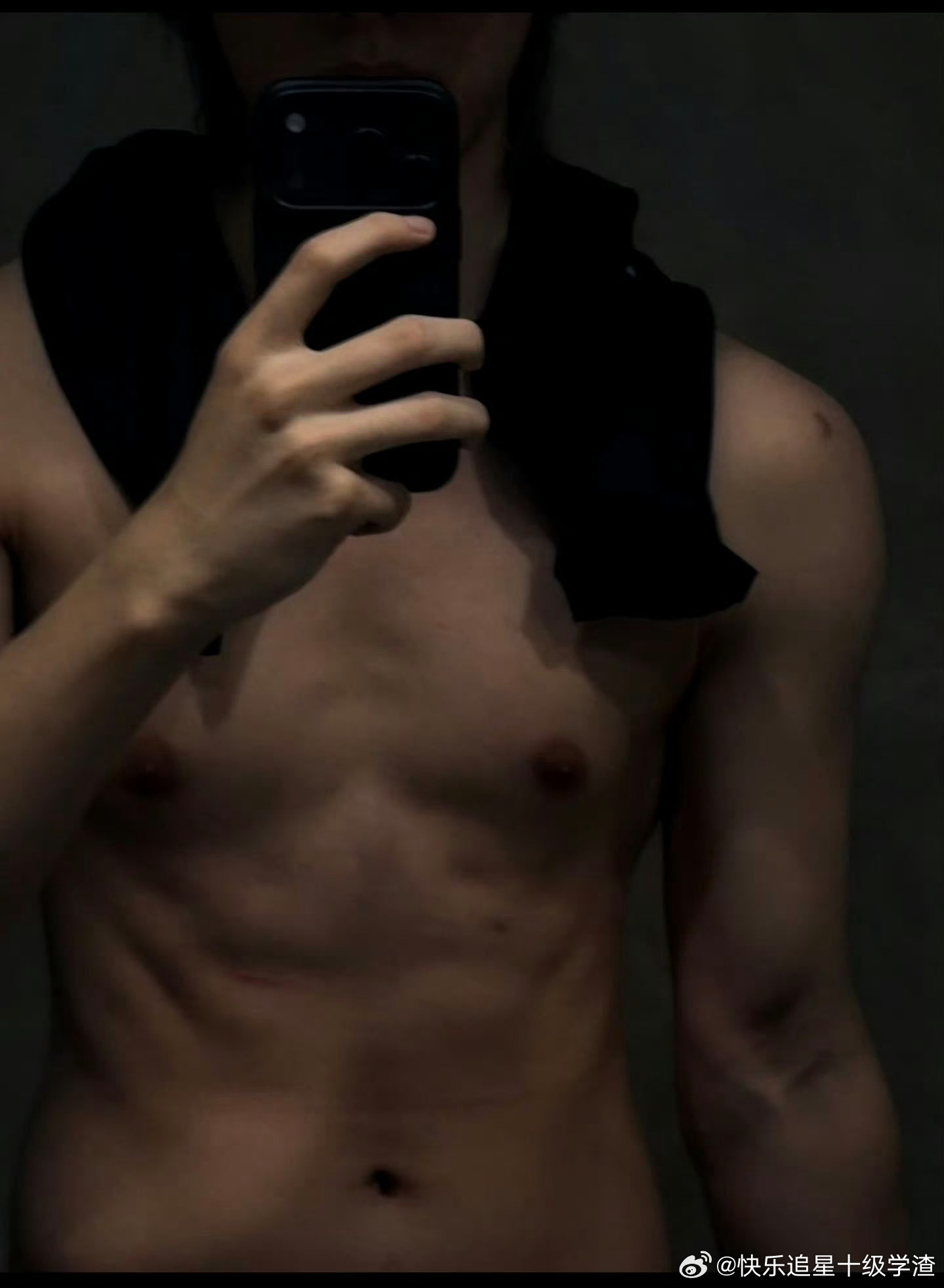 马柏全对镜自拍晒腹肌 