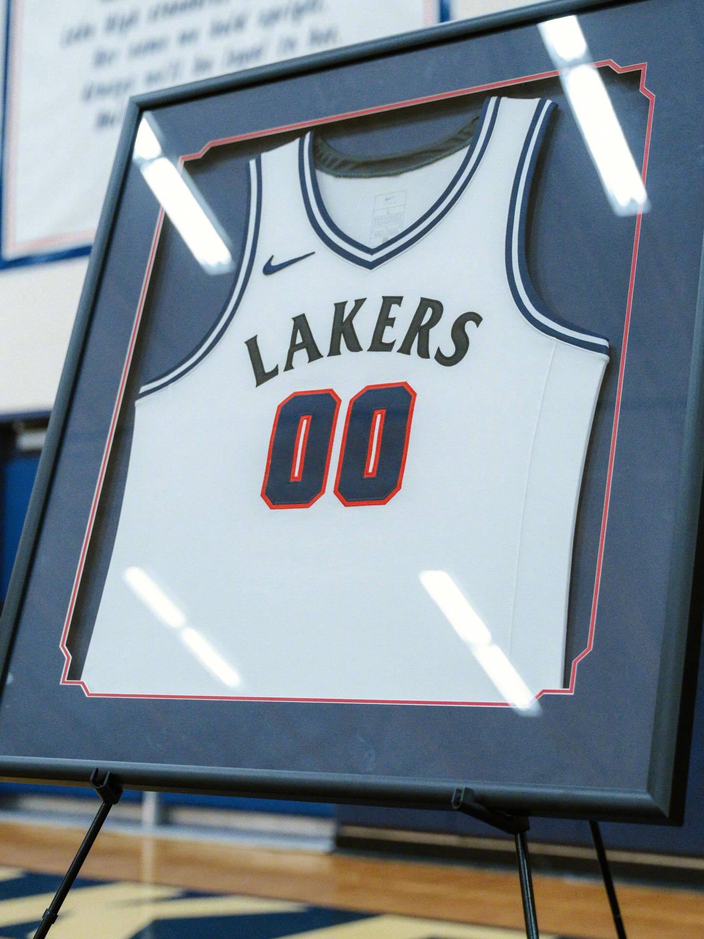 乐福高中母校Lake Oswego High School（俄勒冈湖高中）退役了