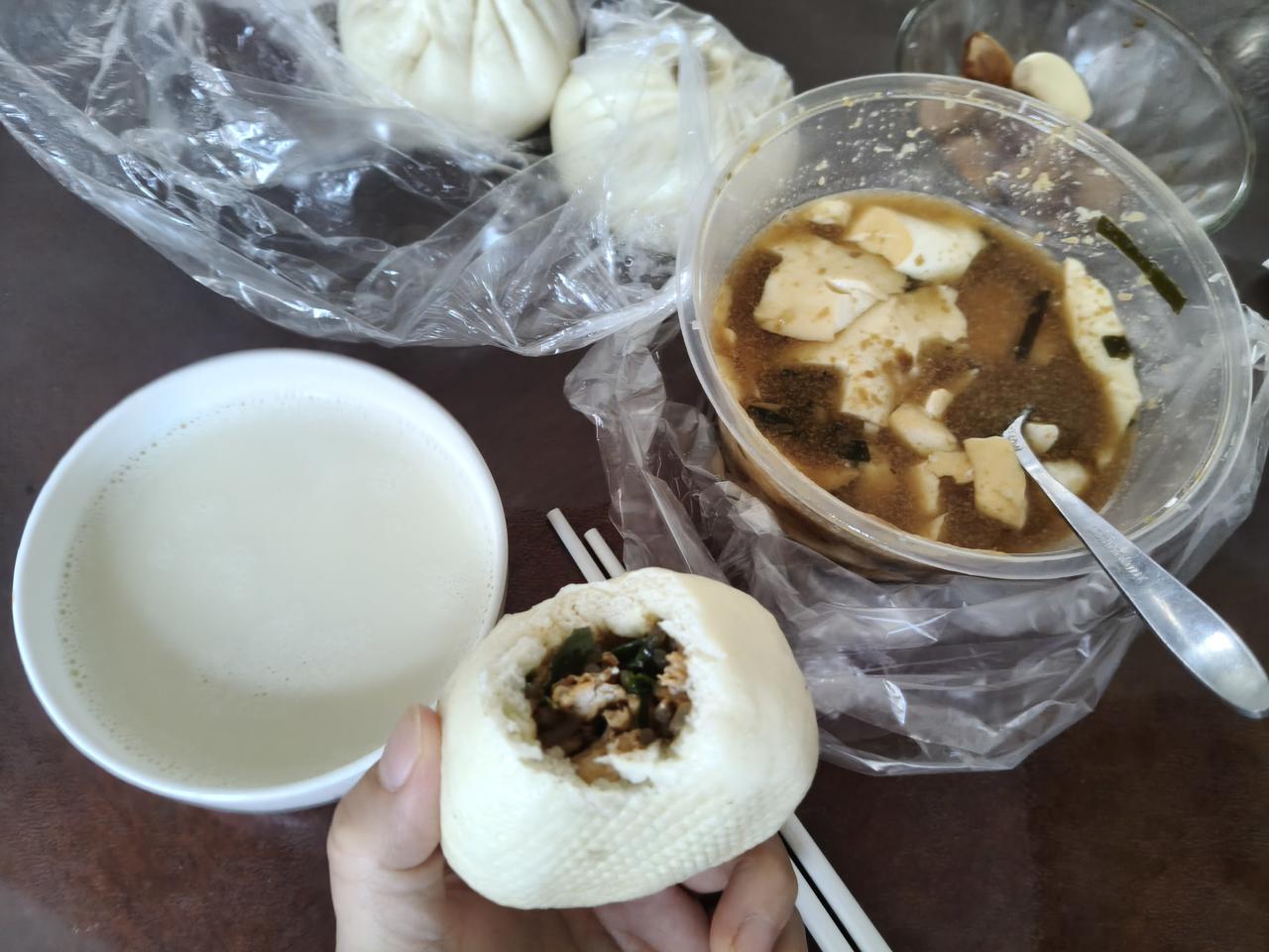 9.12日，周六。
早餐豆腐宴[捂脸]
老公昨天晚上值班不回家，今天早上买回的豆