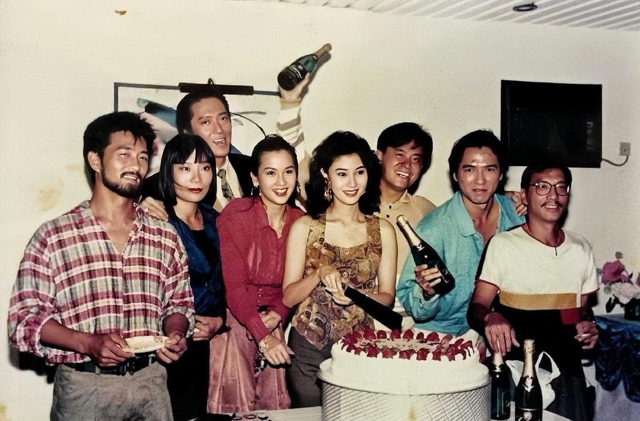 李嘉欣早期的美照，演员们在剧组为李嘉欣庆生的画面。

1990年，李嘉欣20岁生