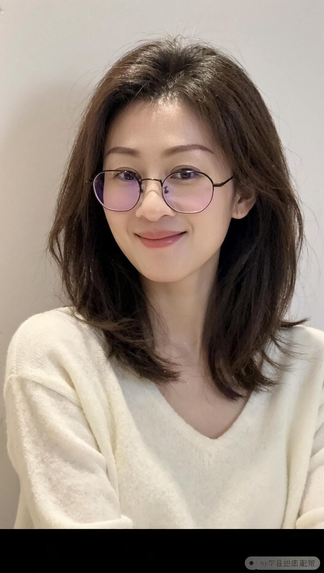 对过去没有后悔，对现在也知足，我随着潮流来，随着潮流去，顺其自然，心平气和。