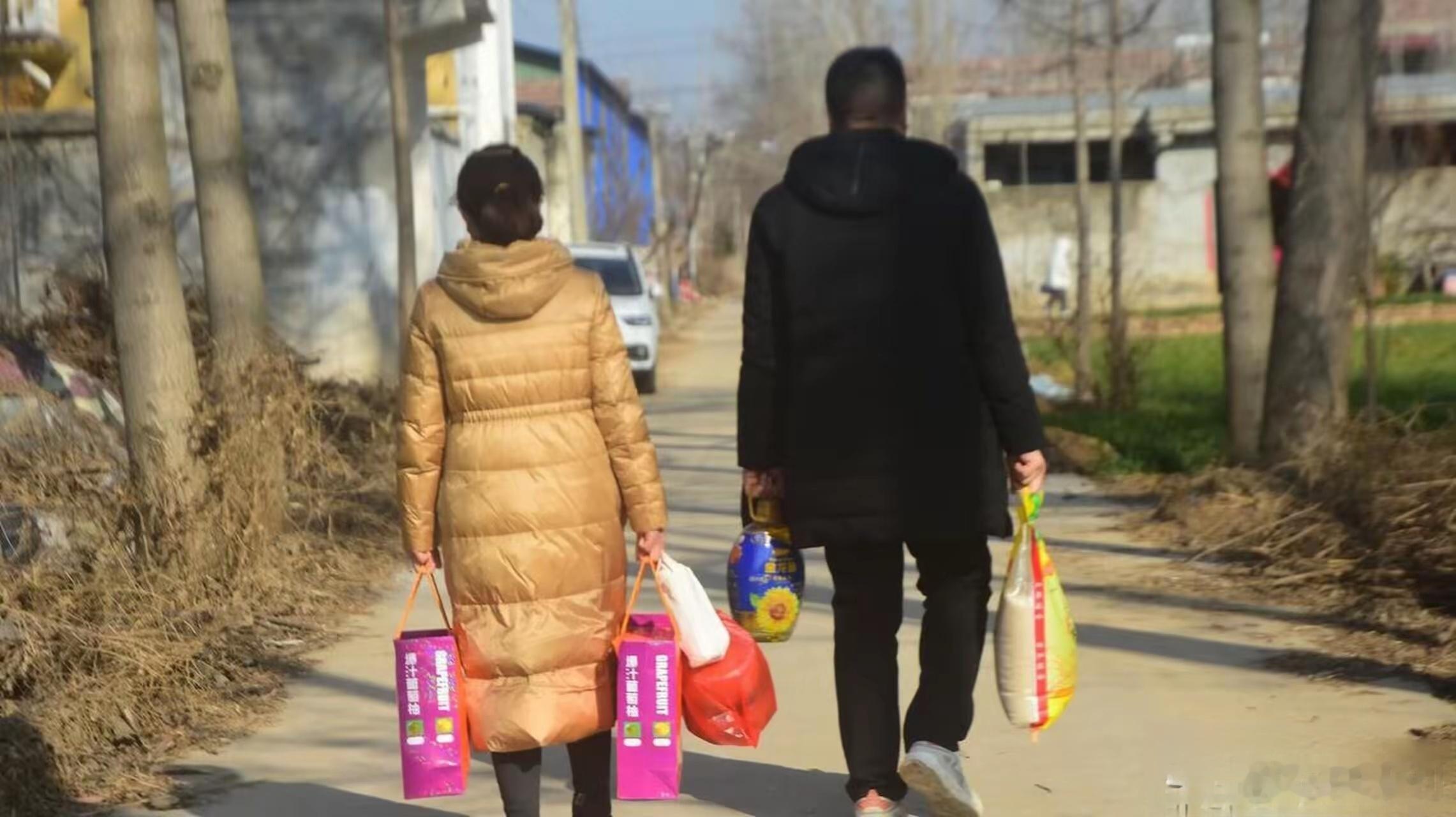 过年回家走了21个亲戚现在亲情全靠老人撑着。老人在，家就在；老人去，亲戚渐远。亲