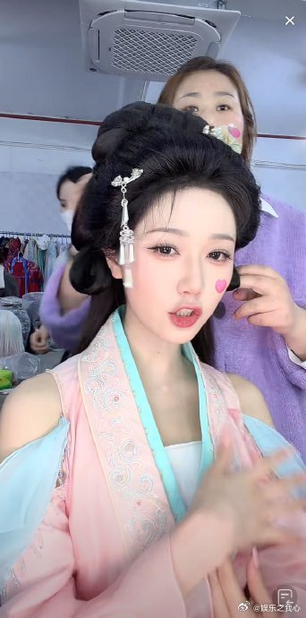 岳雨婷直播美颜掉了家人们，今天咱们来聊聊最近在网络上闹得沸沸扬扬的一件事儿 ——