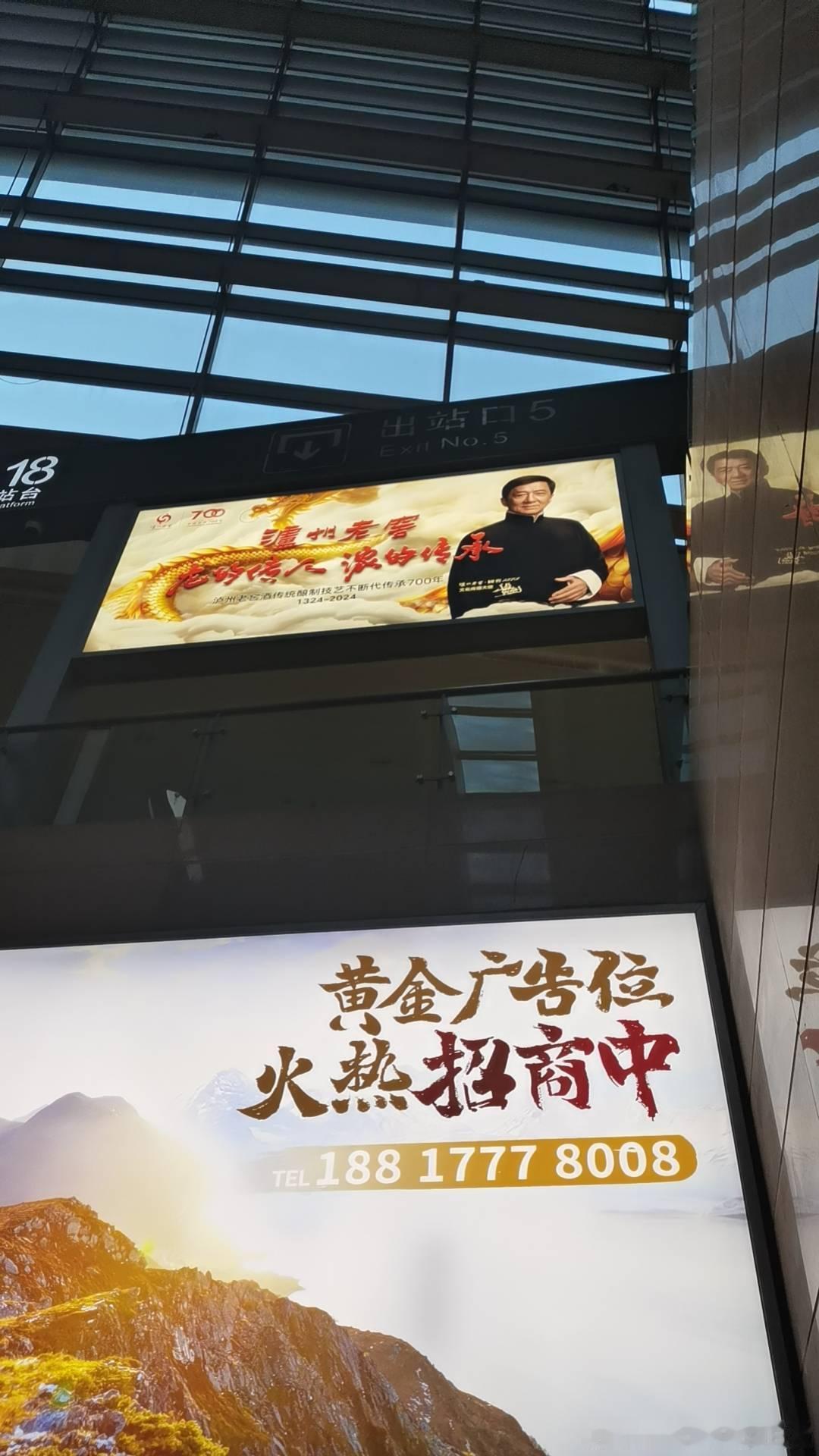 #刘德华舞台魅力非凡# 刘德华演唱会现场的表现如此精彩，隔着屏幕都能感受到那份非