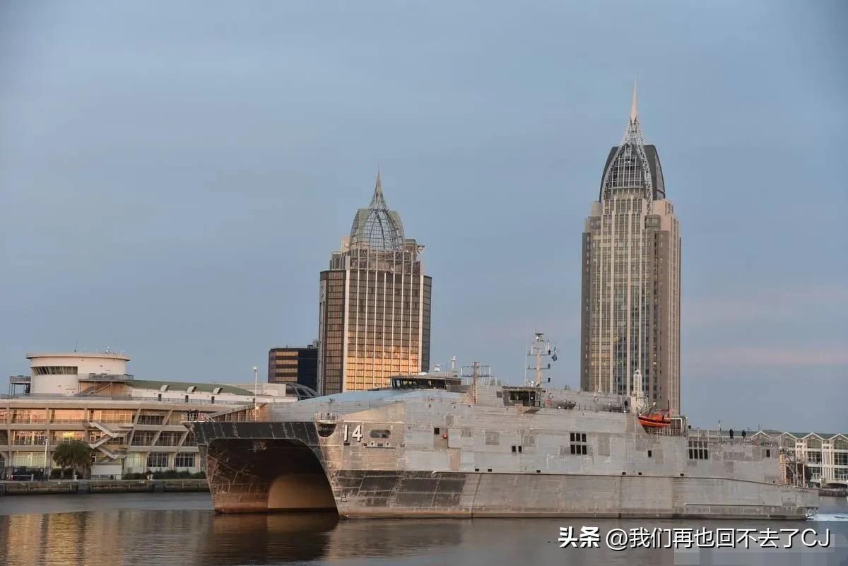 我真没黑美军，这就是美国海军最新的一艘船：
照片中这是美国最新制造的舰艇，
美国